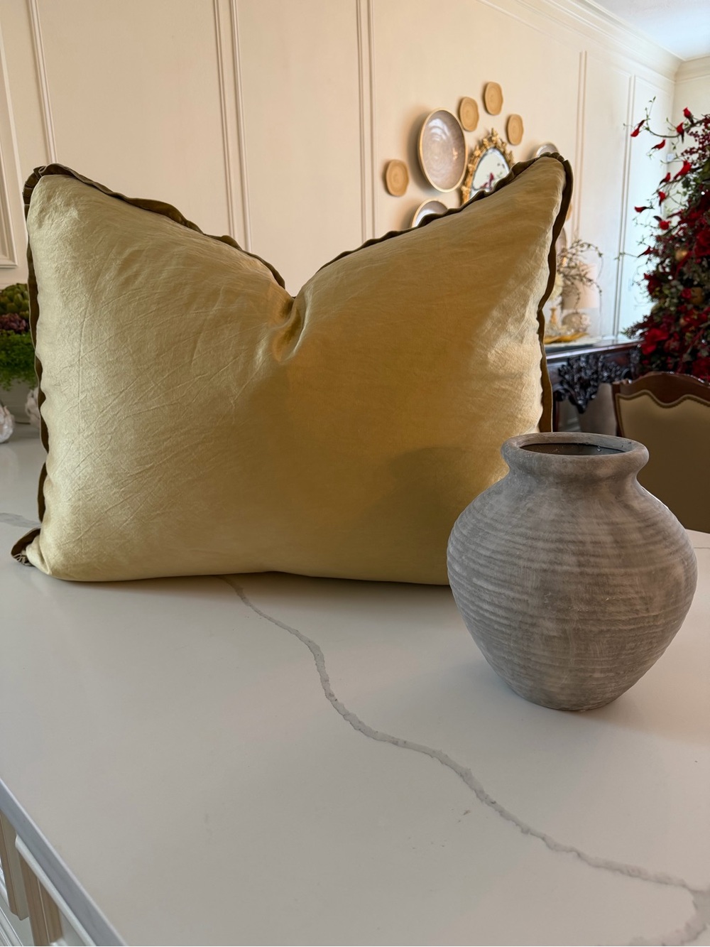 Bella Notte “Royal Euro Sham” with insert in the color “Honeycomb”